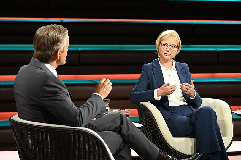 Im Gespräch mit dem ZDF-Moderator gewährte Katja Wolf einen überraschend ehrlichen Einblick in ihre Beziehung zu Sahra Wagenknecht. Im Gespräch mit dem ZDF-Moderator gewährte Katja Wolf einen überraschend ehrlichen Einblick in ihre Beziehung zu Sahra Wagenknecht.