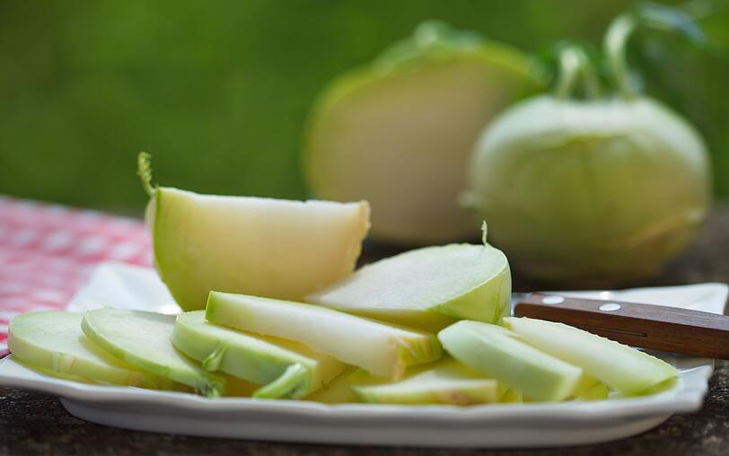 Auf dieses Gemüse stehen dagegen auch die Kleinen. Kohlrabi ist eine beliebte Beilage in der Brotzeitbox und hat roh einen süßlich saftigen Geschmack - der perfekte Snack für zwischendurch. Auf dieses Gemüse stehen dagegen auch die Kleinen. Kohlrabi ist eine beliebte Beilage in der Brotzeitbox und hat roh einen süßlich saftigen Geschmack - der perfekte Snack für zwischendurch.