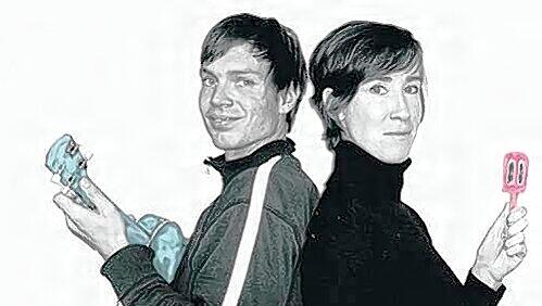 Er klampft, sie singt – und das Duo L'uke freut sich über die bizarre Lächerlichkeit der Schlumpf-Gitarre. Er klampft, sie singt – und das Duo L'uke freut sich über die bizarre Lächerlichkeit der Schlumpf-Gitarre.
