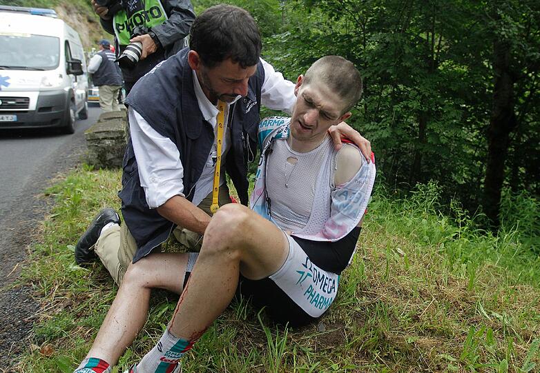 Tour der Leiden: Eine Sturzserie überschattet die Frankreich-Rundfahrt 2011. Die Bilder.