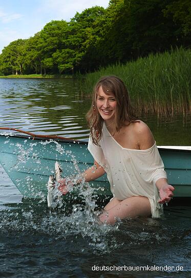 Julia (23) aus Schönböken posierte im See, und dies bei gefühlten 5 Grad am frühen Morgen. Sie hat ihre
frühe Liebe zur Landwirtschaft zum Beruf gemacht. Zusätzlich ist sie Agrarbetriebswirtin.