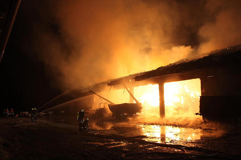 Spektakuläre Bilder: In Gangkofen (Landkreis Rottal-Inn) ist eine Lagerhalle durch ein Feuer vollständig zerstört worden. Die Feuerwehr kämpfte gegen die Flammen.