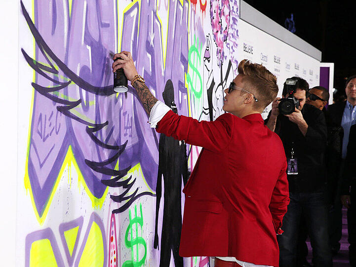 Ganz legal darf Justin Bieber bei der Weltpremiere seines Films "Believe" sprayen
