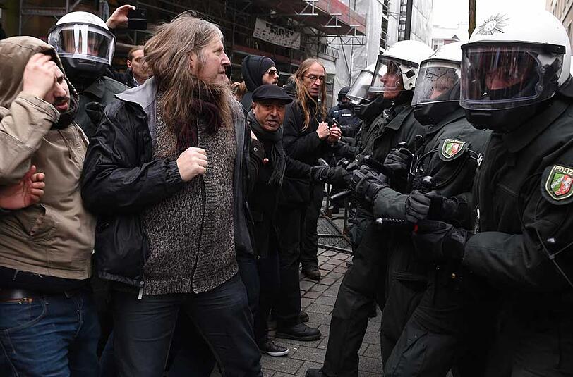 Demos von Extremisten in Wuppertal - die Bilder.
