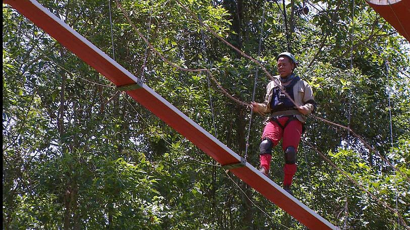 Damit Ricky seine Höhenangst überwindet läuft er dennoch über den Parquours.