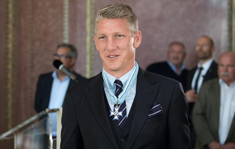 Einmal Weltmeister, einmal Champions-League-Sieger, achtmal deutscher Meister, siebenmal DFB-Pokalsieger und neuerdings stolzer Träger des Bayerischen Verdienstordens: Bastian Schweinsteiger. Die Bilder der Verleihung.