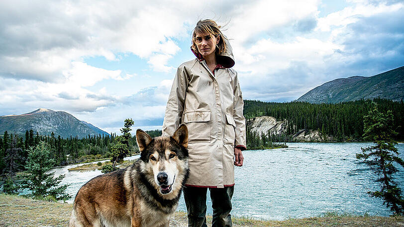"Fluss des Lebens: Yukon - Ruf der Wildnis": Annika (Dagna Litzenberger) erkennt, dass sie sich durch die Begegnung mit dem Wolf ihrer Familie öffnen muss