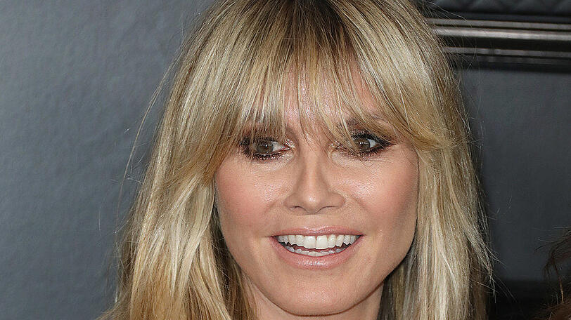 Heidi Klum zeigt bei Instagram ihren Kampf mit einer Jeanshose.