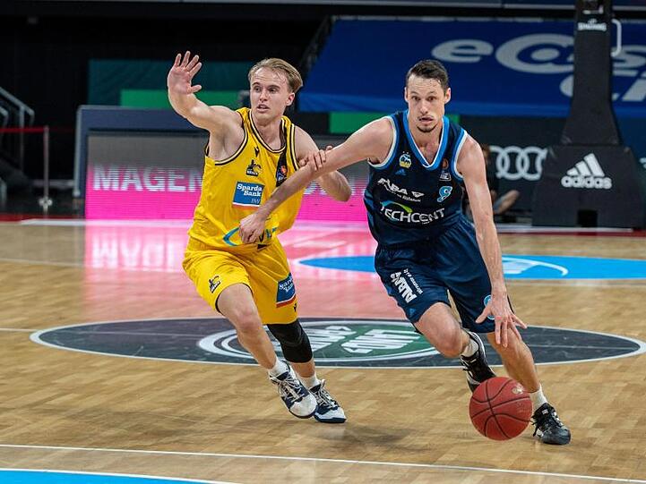 Der Schwede Marcus Eriksson (r) geht an Lukas Herzog vorbei.