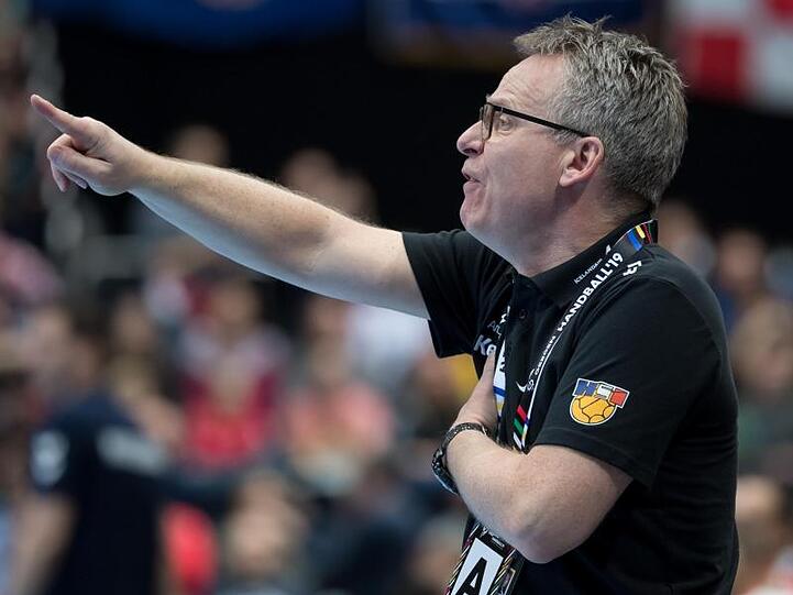 Trainer Gudmundur Gudmundsson von Island am Spielfeldrand. Foto: Sven Hoppe
