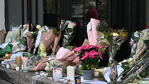 Mit zahlreichen Gedenkveranstaltung erinnert Frankreich an die Opfer der Terrorserie vor zehn Jahren.