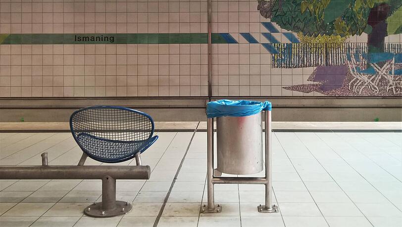 Die Wasserbombe fliegt am S-Bahnhof Ismaning: Eine 63-jährige Frau wird getroffen, stürzt zu Boden und zieht sich "nicht unerhebliche Verletzungen" zu. Die Wasserbombe fliegt am S-Bahnhof Ismaning: Eine 63-jährige Frau wird getroffen, stürzt zu Boden und zieht sich "nicht unerhebliche Verletzungen" zu.