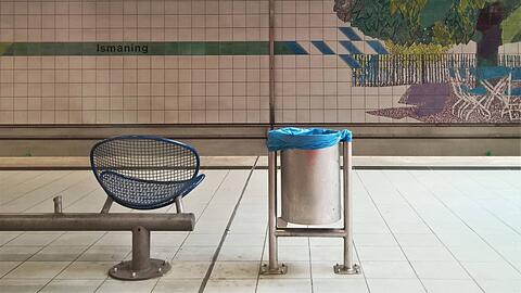 Die Wasserbombe fliegt am S-Bahnhof Ismaning: Eine 63-j&auml;hrige Frau wird getroffen, st&uuml;rzt zu Boden und zieht sich "nicht unerhebliche Verletzungen" zu.