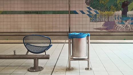 Die Wasserbombe fliegt am S-Bahnhof Ismaning: Eine 63-j&auml;hrige Frau wird getroffen, st&uuml;rzt zu Boden und zieht sich "nicht unerhebliche Verletzungen" zu.
