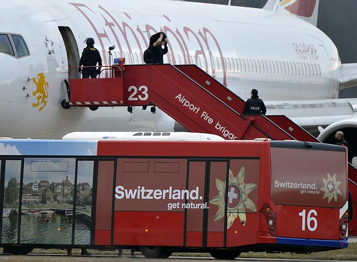 Das Sondereinsatzkommando der Polizei evakuiert die Boeing 767: Die Maschine der Ethiopian Airlines war entführt worden und landete außerplanmäßig in Genf.