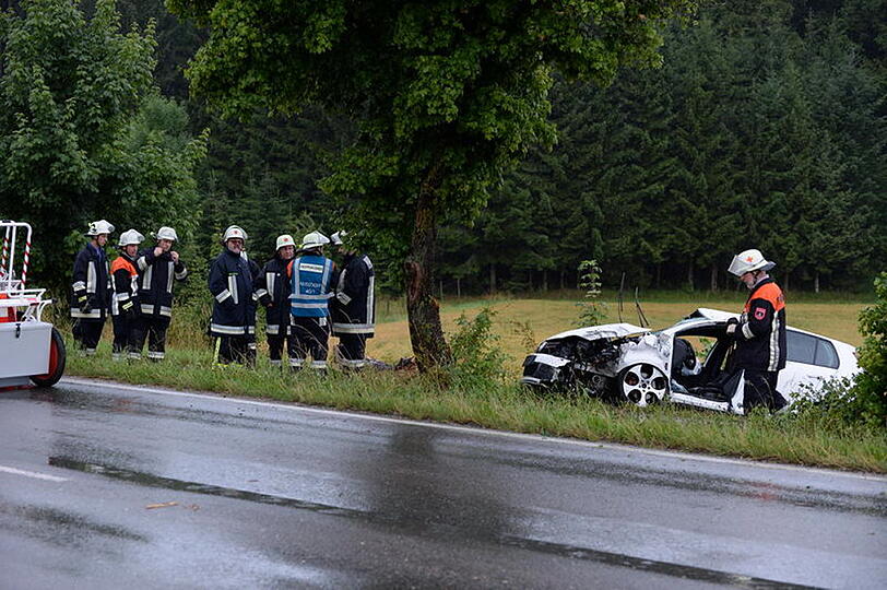 Nach dem Unfall mit seinem Golf GTI musste der Unfallfahrer mit dem Hubschrauber ins Krankenhaus geflogen werden.