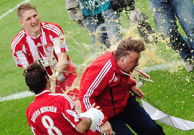 ... Louis Van Gaal. Letzter schulte den Offensivspieler zum zentralen Aufbauspieler um und formte ihn damit zum Weltklasse-Spieler. Jetzt holt Manchester United-Trainer Van Gaal seinen alten Spieler in sein Team zurück.