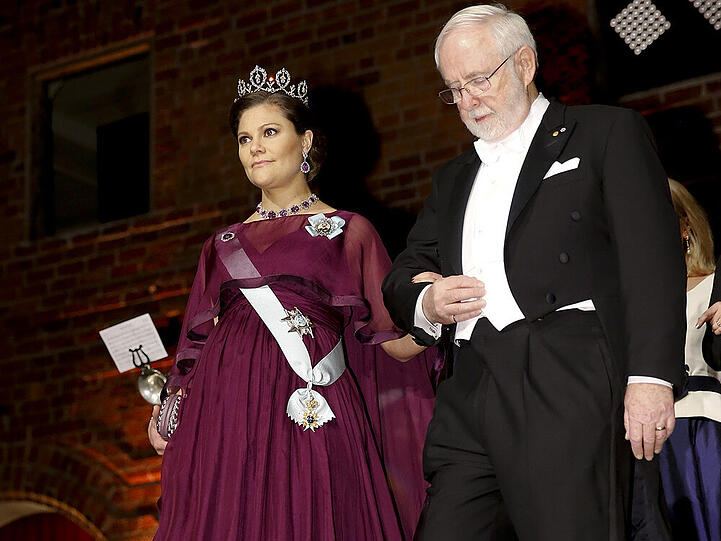 10. Dezember: Verleihung des Nobelpreises in Stockholm: Zum anderen war auch die Verleihung der Nobelpreise in Stockholm, traditionell ebenfalls am 10. Dezember ein Anlass zum Feiern. Das Königspaar sowie deren Kinder und deren Angetraute nahmen an dem Festakt und dem anschließenden Festbankett teil. Der Hingucker war die inzwischen schon ziemlich schwangere Kronprinzessin Victoria in einer brombeerfarbenen Robe.