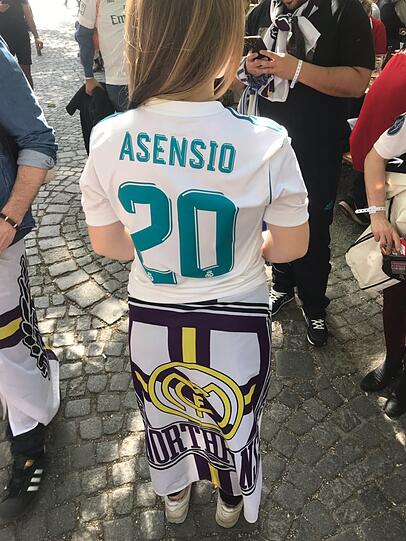 Anhänger des FC Bayern und Fans von Real Madrid gemeinsam in der Münchner Innenstadt. Klicken Sie sich durch die Bilder.
