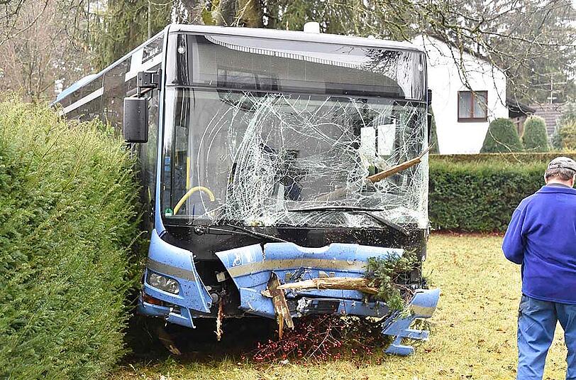 Die Bilder vom Verkehrsunfall in Waldtrudering: Ein Transporter kolldierte mit einem Linienbus, der nach dem Zusammenstoß in einem Vorgarten zum Stehen kam.