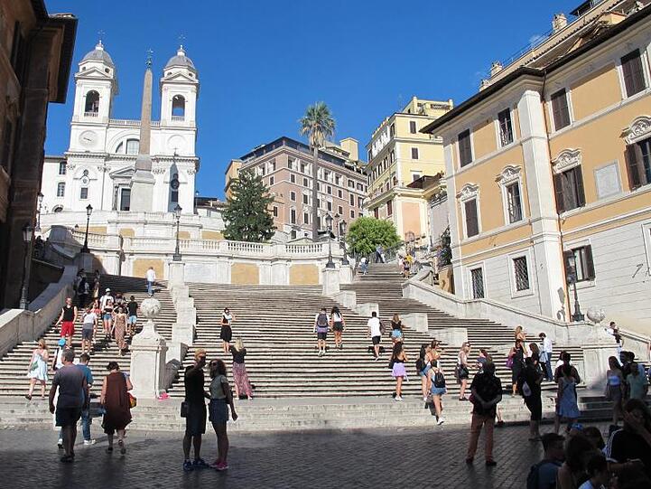 Spansiche Treppe fast leer: Die Zahl der ausländischen Touristen ist wegen der Corona-Pandemie extrem niedrig.
