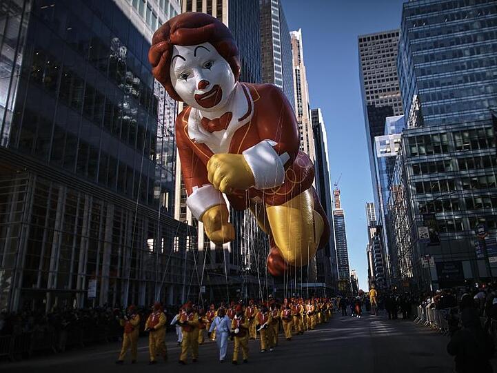 Ronald McDonald gleitet durch die Häuserschluchten.