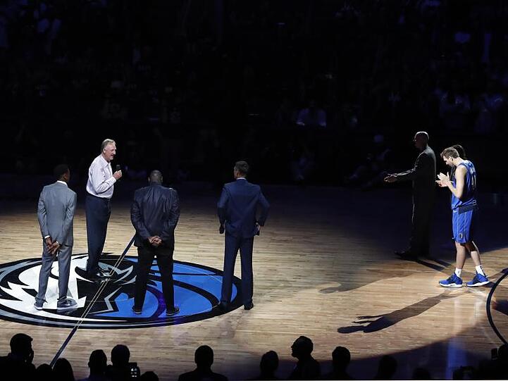 Die Alt-Stars Charles Barkley (l-r), Scottie Pippen, Larry Bird, Shawn Kemp und Detlef Schrempf geben Dirk Nowitzki (r) die Ehre.
