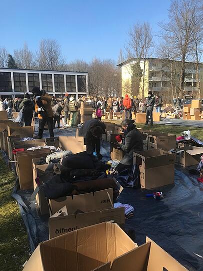 Freiwillige sortieren vor der Kirche die Hilfsgüter. Freiwillige sortieren vor der Kirche die Hilfsgüter.