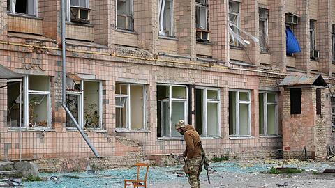 Ein ukrainischer Soldat steht vor der staatlichen Atommülldeponie nahe des Kernkraftwerks Tschernobyl.