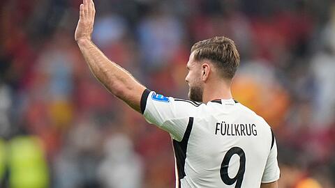 Nationalspieler Niclas Füllkrug winkt nach dem Spiel gegen Spanien.