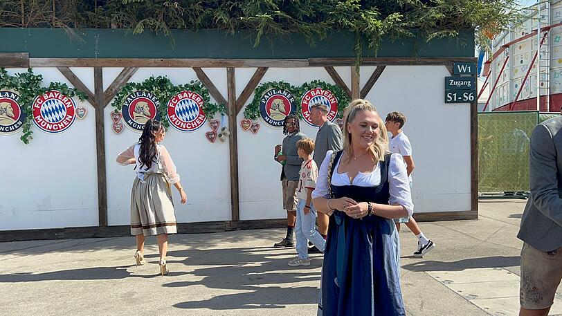 Katie Goodland, die Ehefrau von Harry Kane. Im Hintergrund: Neuzugang Michael Olise. der mit Braids und Sonnenbrille modische Akzente setzte.
