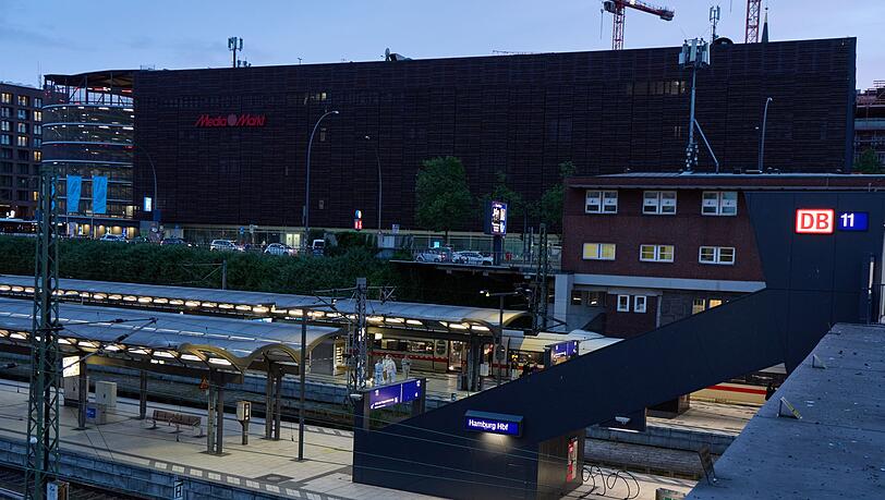 Bei dem Angriff am Hamburger Bahnhof wurden mehrere Menschen verletzt.