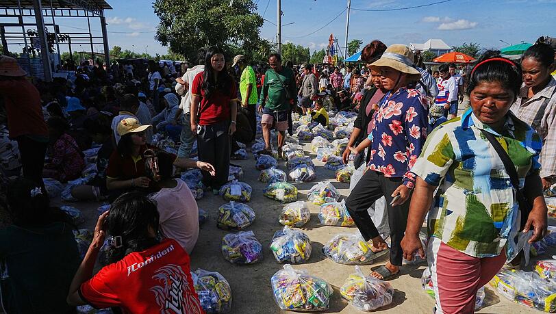 Mehr als 500.000 Personen auf beiden Seiten des Grenzkonflikts wurden durch die Gefechte in die Flucht gedrängt. Hier warten Evakuierte in der Provinzstadt Banteay Menchey in Kambodscha auf eine Spende von einer lokalen Wohltätigkeitsorganisation. Mehr als 500.000 Personen auf beiden Seiten des Grenzkonflikts wurden durch die Gefechte in die Flucht gedrängt. Hier warten Evakuierte in der Provinzstadt Banteay Menchey in Kambodscha auf eine Spende von einer lokalen Wohltätigkeitsorganisation.