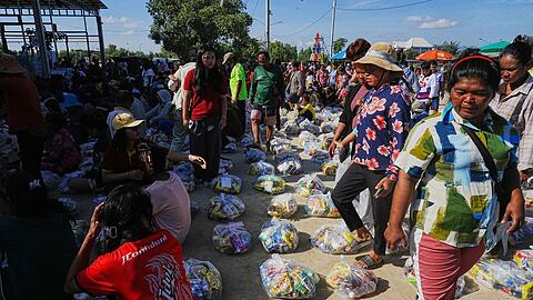 Mehr als 500.000 Personen auf beiden Seiten des Grenzkonflikts wurden durch die Gefechte in die Flucht gedrängt. Hier warten Evakuierte in der Provinzstadt Banteay Menchey in Kambodscha auf eine Spende von einer lokalen Wohltätigkeitsorganisation. Mehr als 500.000 Personen auf beiden Seiten des Grenzkonflikts wurden durch die Gefechte in die Flucht gedrängt. Hier warten Evakuierte in der Provinzstadt Banteay Menchey in Kambodscha auf eine Spende von einer lokalen Wohltätigkeitsorganisation.