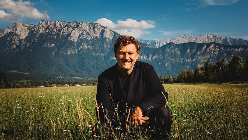 Jonas Kaufmann vor dem Kaisergebirge.