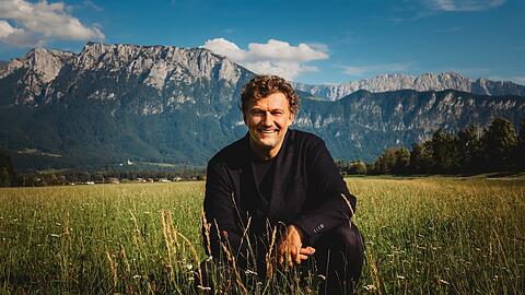 Jonas Kaufmann vor dem Kaisergebirge.