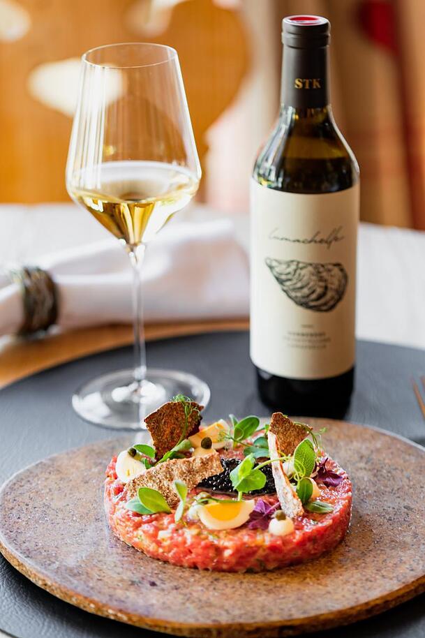 Gourmetk&uuml;che mit Beef Tatar und exklusivem Wei&szlig;wein.