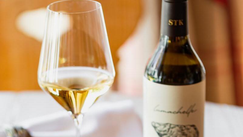 Gourmetk&uuml;che mit Beef Tatar und exklusivem Wei&szlig;wein.