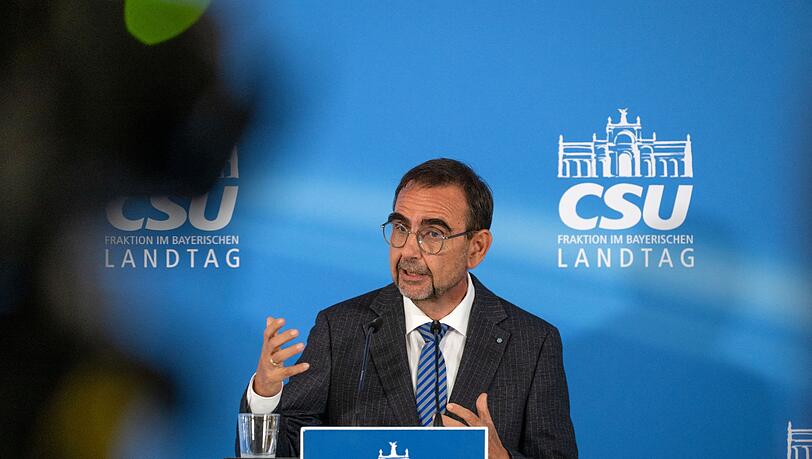 Der Chef der bayerischen CSU-Landtagsfraktion, Klaus Holetschek, hat den Kanzler-Vorschlag zu einer Zusammenführung von privater und gesetzlicher Krankenversicherung abgelehnt. Der Chef der bayerischen CSU-Landtagsfraktion, Klaus Holetschek, hat den Kanzler-Vorschlag zu einer Zusammenführung von privater und gesetzlicher Krankenversicherung abgelehnt.