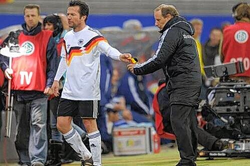 Beleidigt: Lothar Matthäus (l.) lässt sich auswechseln, wirft Coach Berti Vogts die Kapitänsbinde hin.