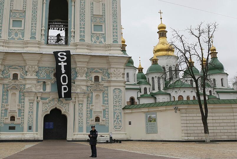 Sie haben es wieder getan - diesmal in Kiew: Nackte Aktivistinnen protestieren auf dem Turm der St. Sophia-Kathedrale und leuten die Glocke. Damit kritisieren sie ein neues Gesetz, dass Frauen in der Ukraine Abtreibung verbietet. Sie fordern das Recht, selbst über eine Schwangerschaft zu entscheiden. Die Bilder