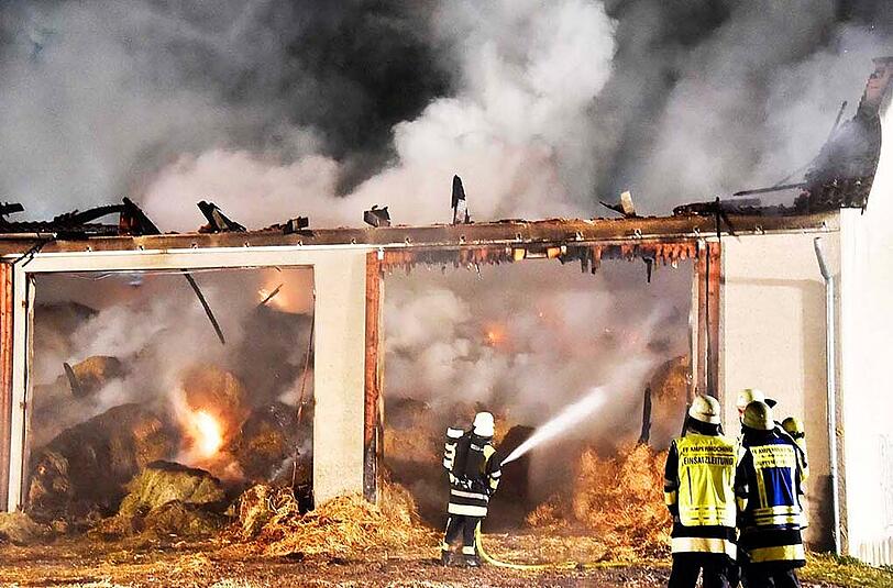 Der Brand einer Heuscheune stellte die Feuerwehren vor einige Probleme.