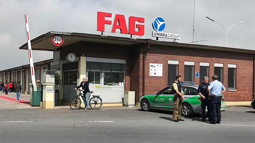 Polizeikräfte vor dem Schaeffler-Werk in Eltmann - hier kam es am Montagmittag zu einer Explosion.