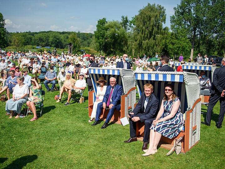Frank-Walter Steinmeier und Elke Büdenbender verfolgen mit Ministerpäsident Daniel Günther und dessen Ehefrau Anke Günther das Geschehen vom Strandkorb aus.