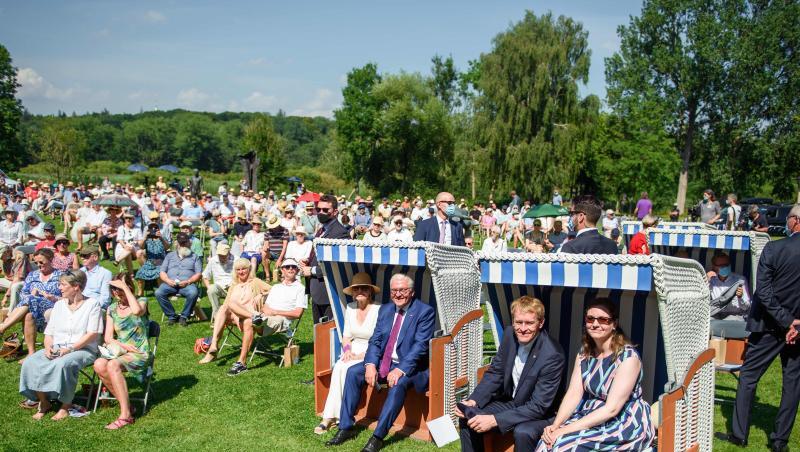 Frank-Walter Steinmeier und Elke Büdenbender verfolgen mit Ministerpäsident Daniel Günther und dessen Ehefrau Anke Günther das Geschehen vom Strandkorb aus. Frank-Walter Steinmeier und Elke Büdenbender verfolgen mit Ministerpäsident Daniel Günther und dessen Ehefrau Anke Günther das Geschehen vom Strandkorb aus.