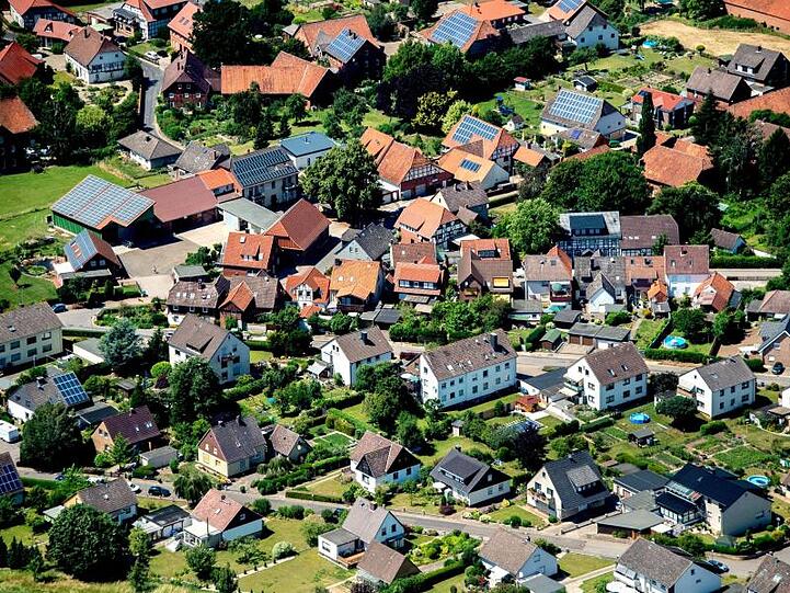 Der Trend zum Homeoffice kann Immobilienexperten zufolge die Wohnungsmärkte in Großstädten entlasten und eine Chance für das Umland sein.