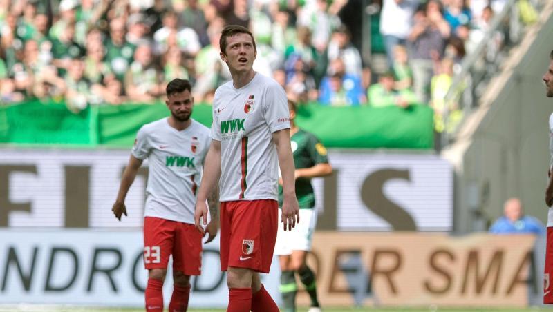 Augsburgs Marco Richter (l-r), Michael Gregoritsch und Daniel Baier stehen nach dem 6:0 für den VfL Wolfsburg auf dem Rasen. Foto: Peter Steffen Augsburgs Marco Richter (l-r), Michael Gregoritsch und Daniel Baier stehen nach dem 6:0 für den VfL Wolfsburg auf dem Rasen. Foto: Peter Steffen