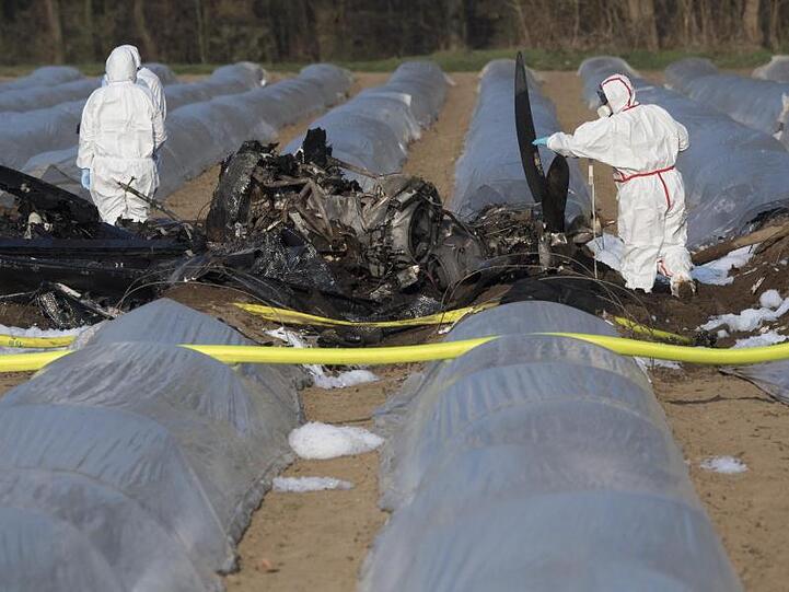 Beamte der Kriminalpolizei und Luftfahrtexperten untersuchen das Wrack eines am Vortag abgestürzten Geschäftsflugzeuges in der Nähe des Flugplatzes Egelsbach.