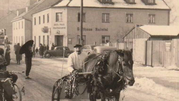 Raintal-Wirt Max Mathauer wollte die Giesinger im Fasching der 50er Jahre etwas aufmuntern: Verkleidet sitzt er im geschmückten Pferdewagen vor seinem Gasthaus.