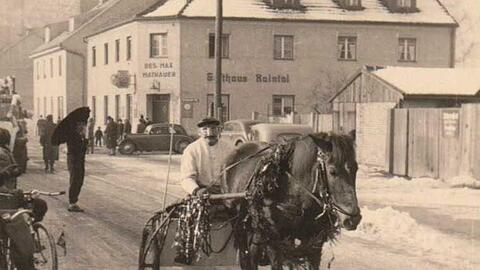Raintal-Wirt Max Mathauer wollte die Giesinger im Fasching der 50er Jahre etwas aufmuntern: Verkleidet sitzt er im geschmückten Pferdewagen vor seinem Gasthaus.
